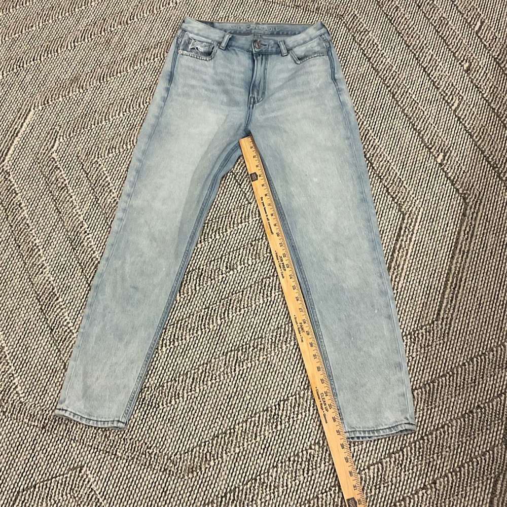 American Eagle Outfitters Light Wash Denim mom jean size 4